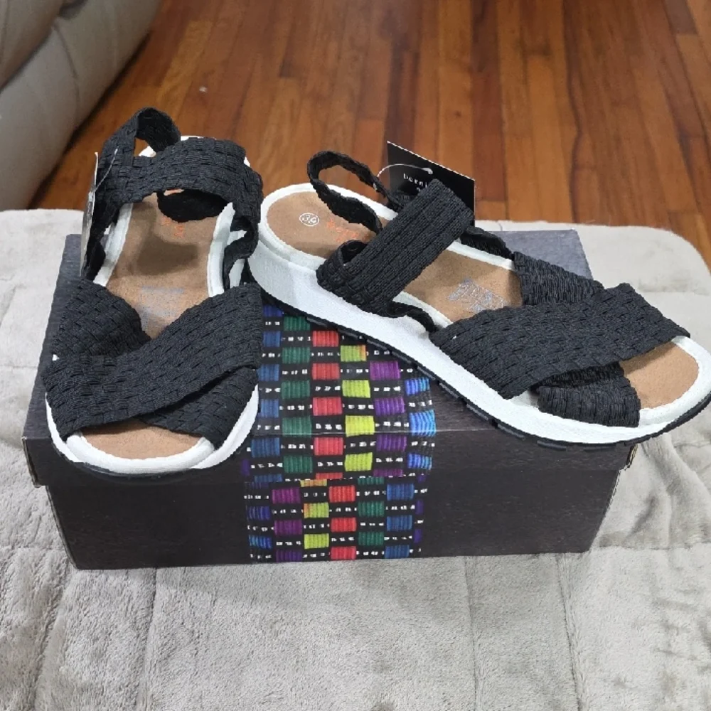 NEW Bernie Mev Kaia Sandals Black/Cream Womens‎ Strappy Stretch Memory Foam 39/8